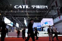 중국 상하이에서 열린 한 전시회장에 마련된 배터리회사 CATL 부스