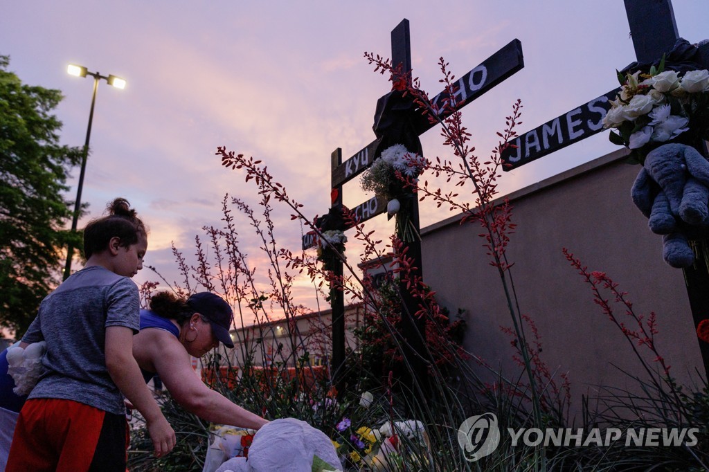 총기 난사 사건이 벌어진 미 텍사스 쇼핑몰 앞에 세워진 희생자 추모비