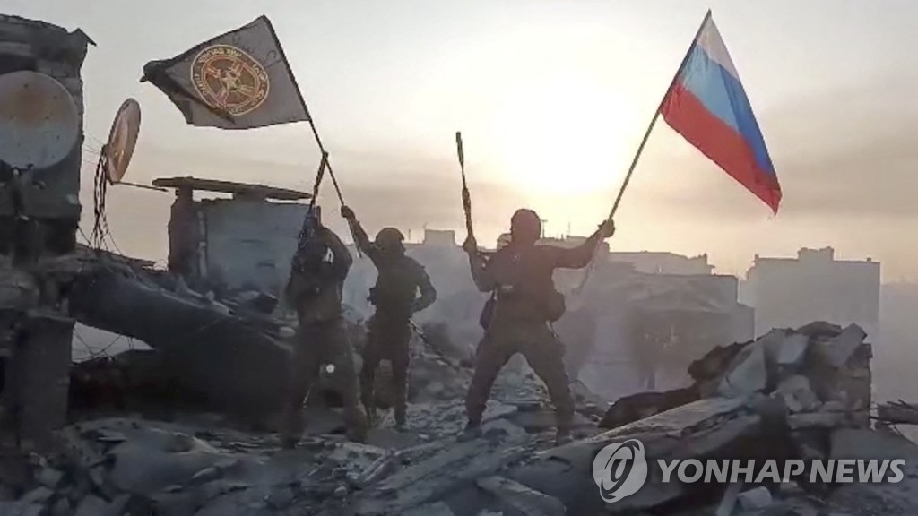 바흐무트에서 러시아 국기와 용병단기를 흔드는 바그너 용병들