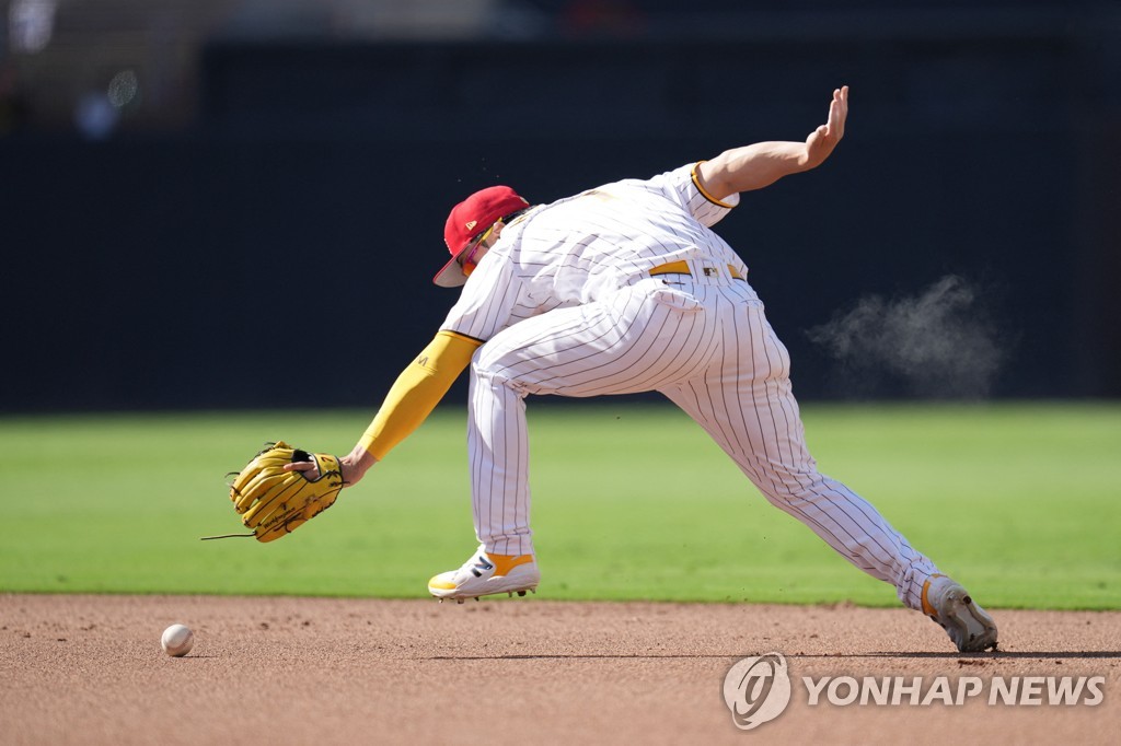 4회초 수비하는 김하성