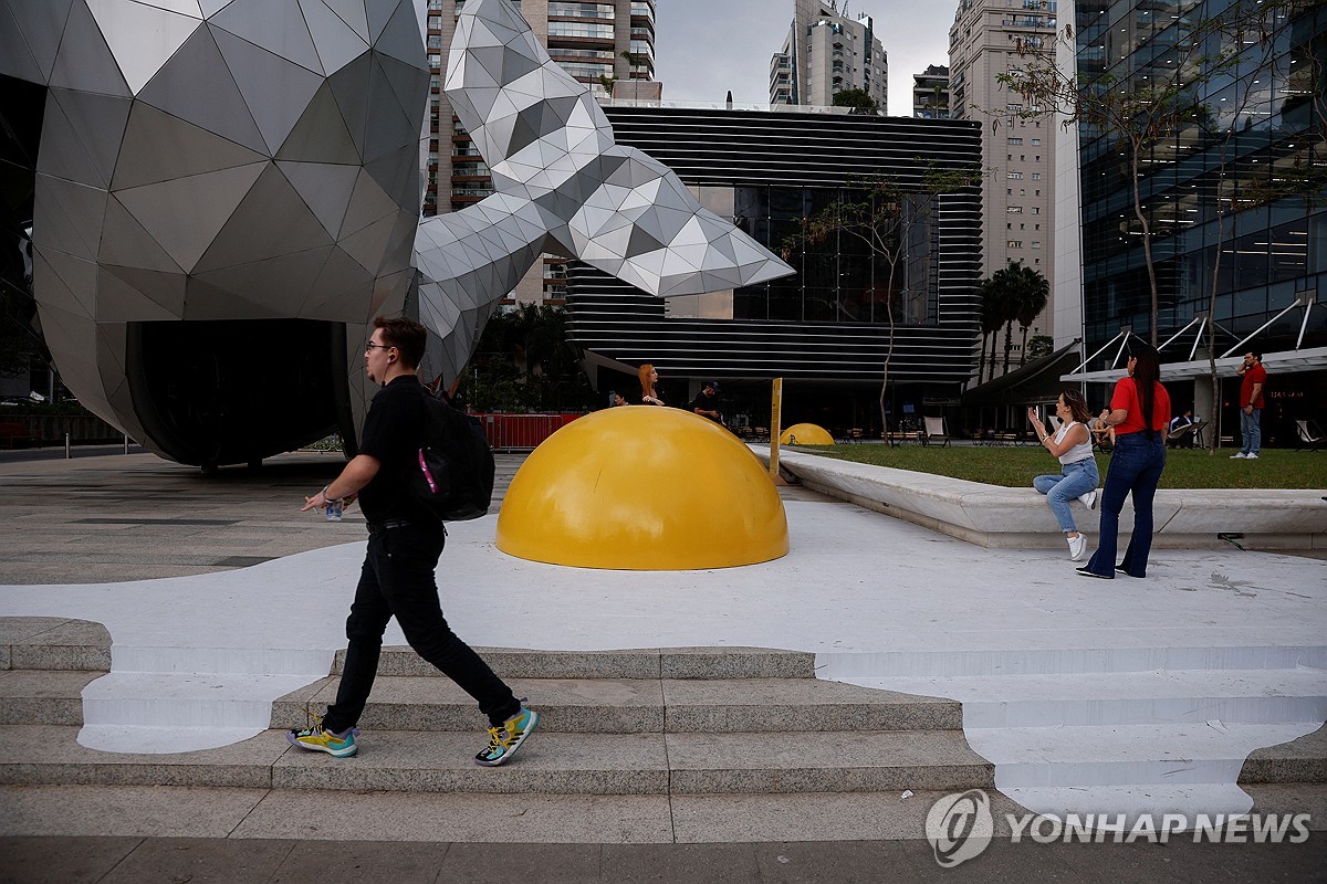 '거대 계란프라이'…브라질 지구온난화 알리는 설치 미술작