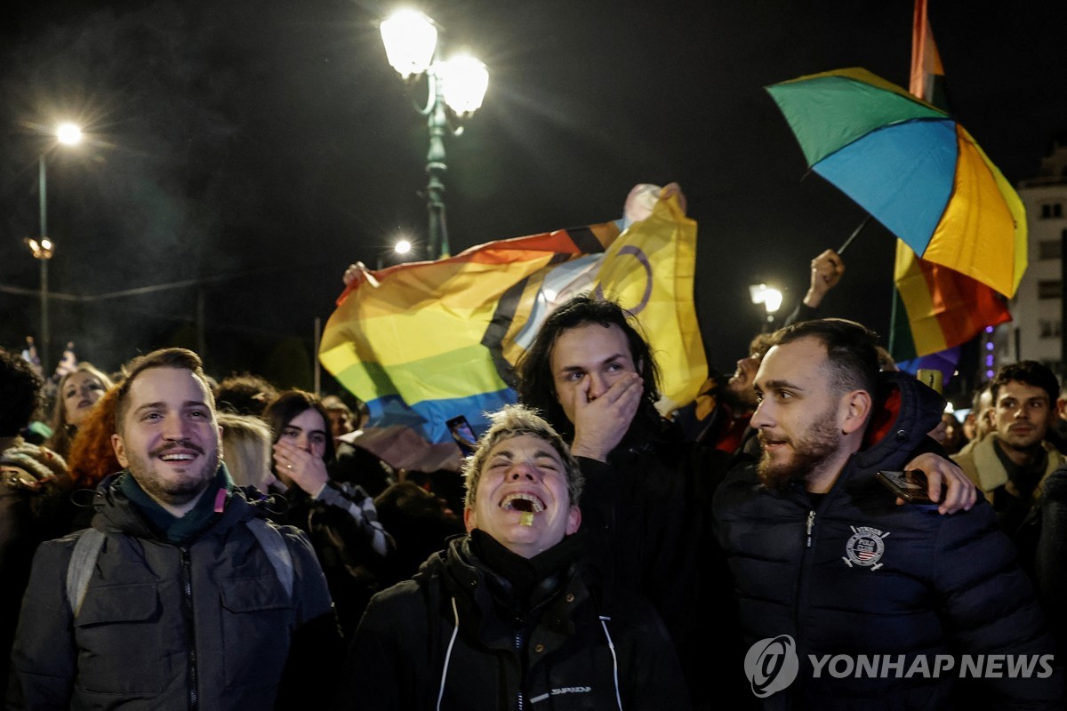 그리스 동성결혼 합법화에 환호하는 성소수자들