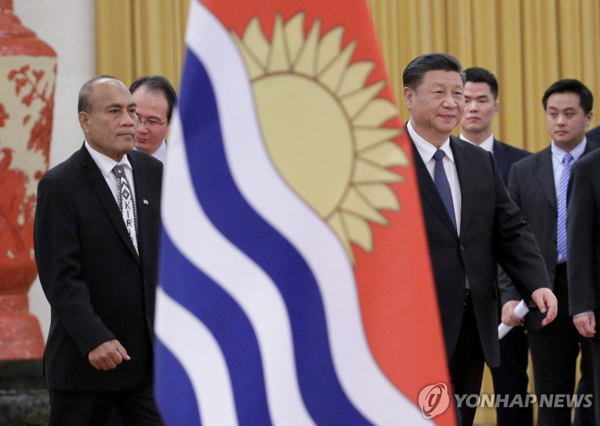 2020년 1월 6일 베이징에서 시진핑 중국 국가주석(오른쪽)과 타네티 마아마우 키리바시 대통령(왼쪽)이 환영식에 참석하고 있다