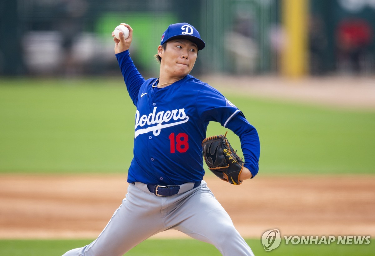 MLB 두 번째 시범경기 등판서 고전한 야마모토