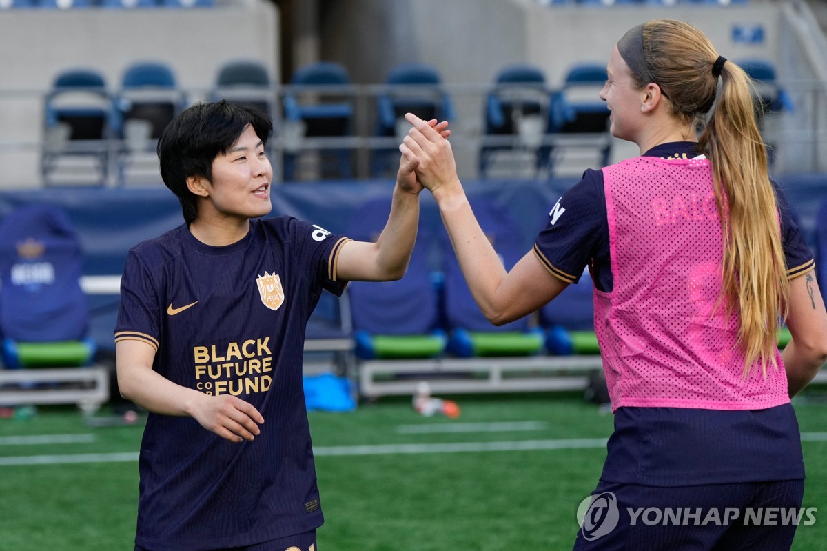 워싱턴과의 NWSL 경기 승리 후 동료와 자축하는 지소연