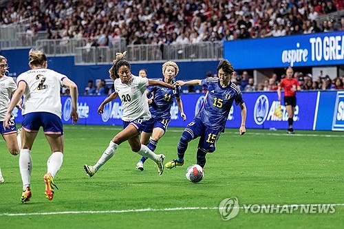 일본과 미국 여자축구대표팀 선수들