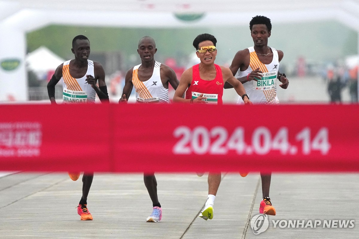 아프리카 선수들에 앞서 달리는 중국 허제 선수