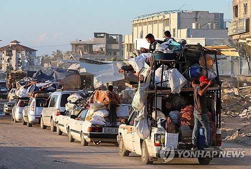 '폭격 공포 속 피란 행렬'…대피령 내린 가자지구 라파