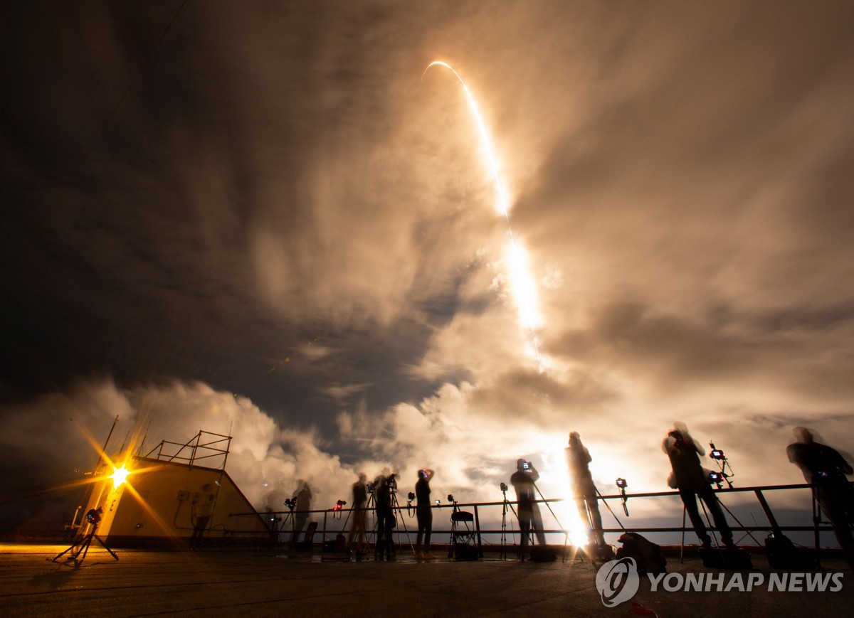 10일(현지시간) 미국 플로리다주 NASA 케네디우주센터에서 발사되는 팰컨9