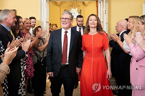 英총리, 부인 고급옷 선물받고 '늑장 신고' 논란