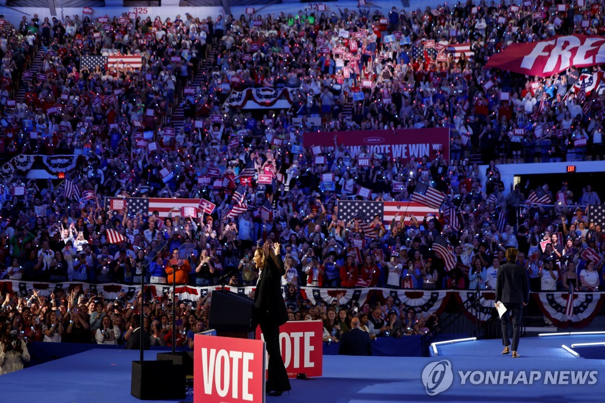 La vicepresidenta de Estados Unidos, Kamala Harris, reacciona en un mitin de campaña en Madison, Wisconsin, el 30 de octubre de 2024, en esta fotografía publicada por Reuters. (Yonhap)