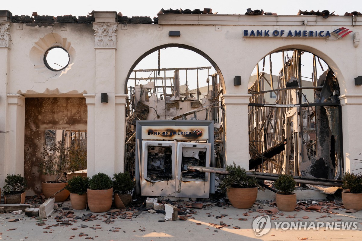 LA 퍼시픽 팰리세이즈 지역에서 불에 탄 은행 건물