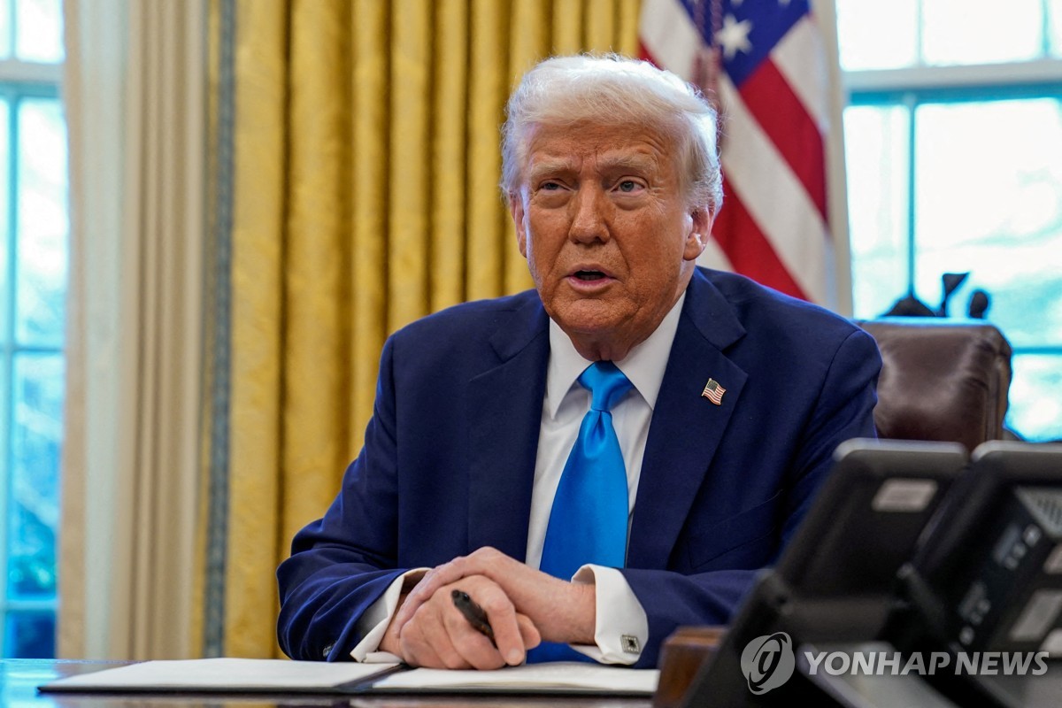 Esta foto de archivo, tomada el 4 de febrero de 2025, muestra al presidente estadounidense Donald Trump hablando mientras firma documentos en la Oficina Oval de la Casa Blanca en Washington, en esta foto publicada por Reuters. (Yonhap)