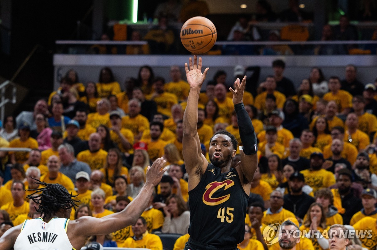 NBA 동부 1위 클리블랜드, 인디애나에 반격의 1승…미첼 43점