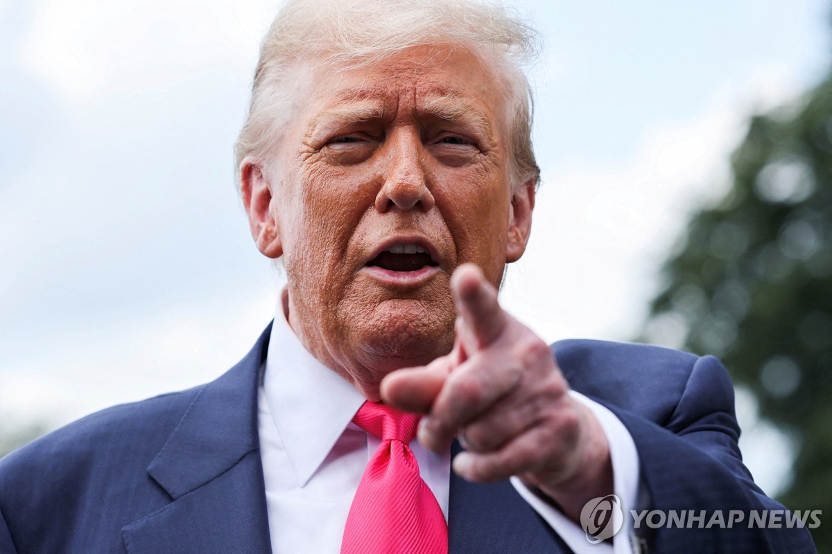 취재진과 문답하는 트럼프 미국 대통령