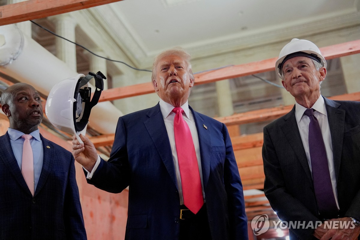 트럼프, FOMC 앞둔 연준 이례적 방문…"금리 낮춰달…