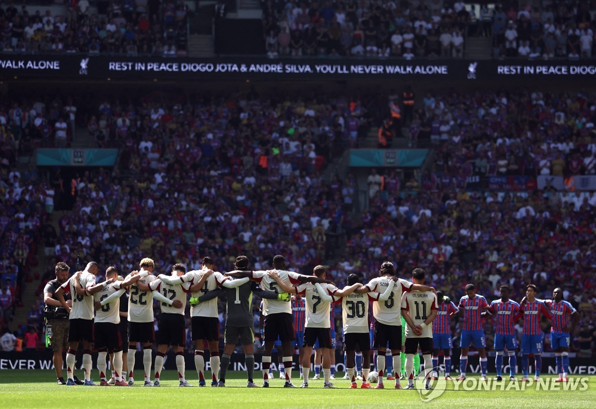 EPL 새 시즌 개막전서 조타 형제 추모…검정 완장 차고 묵념