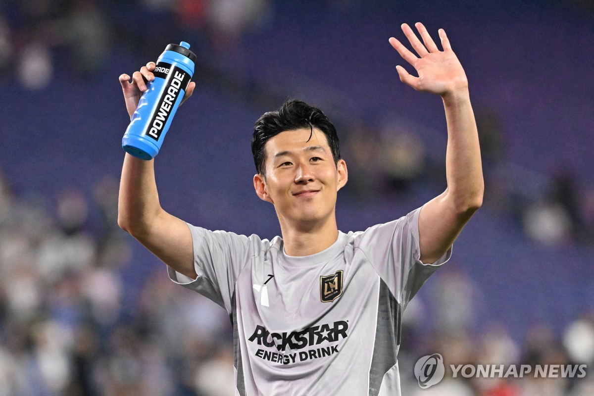 인사하는 손흥민