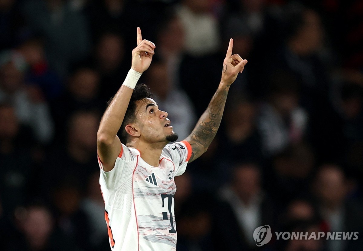 골 세리머니 하는 뮌헨의 루이스 디아스.