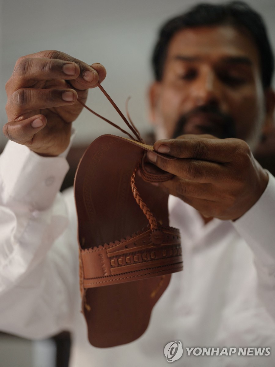 프라다 한정판 인도 샌들 만드는 장인