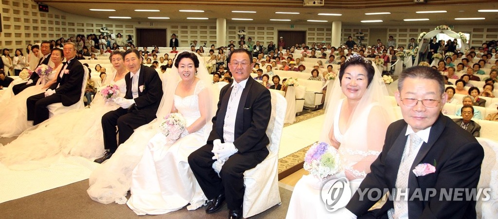지난 2009년 열렸던 '무료황혼결혼식'에서 5쌍의 신랑 신부가 주례사를 듣고 있다. (자료사진)