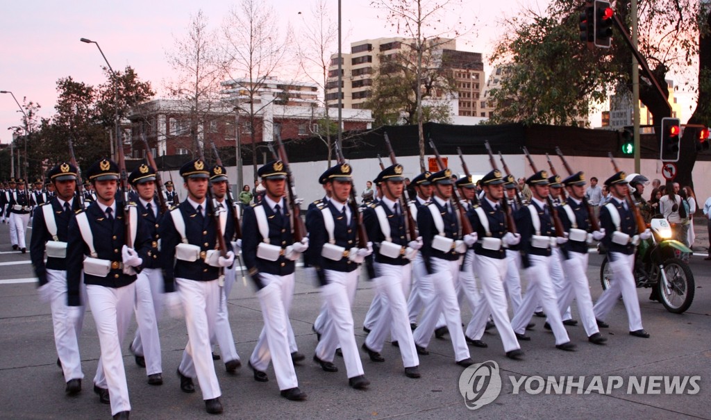 <카메라뉴스>'국군의 날' 행진하는 칠레軍 - 1