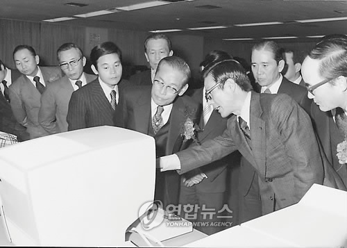1976년 삼성그룹 전산실 개장식에서 설비를 둘러보는 이병철 회장