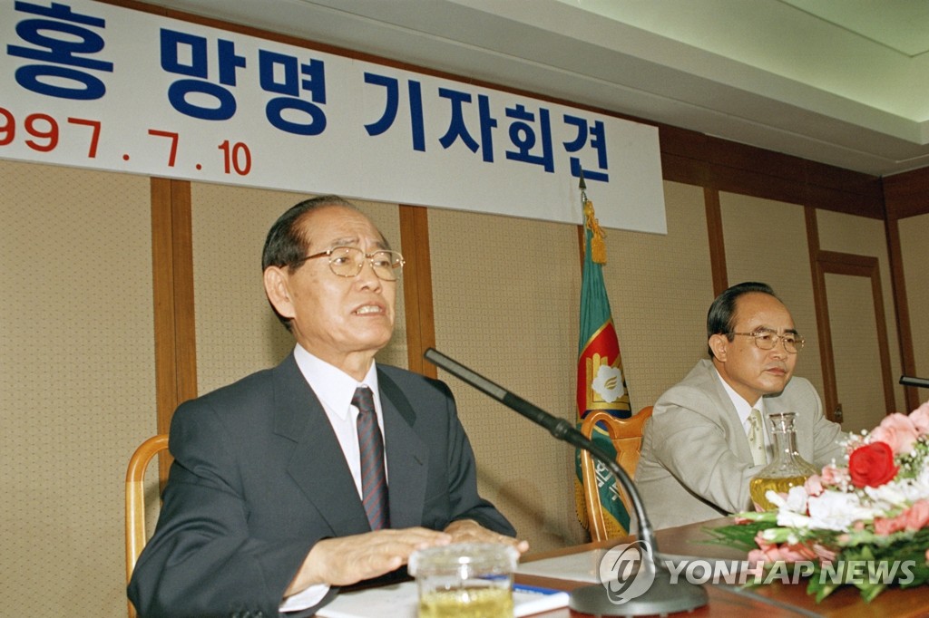 망명 후 기자회견하는 황장엽 전 북한 노동당 비서(왼쪽)