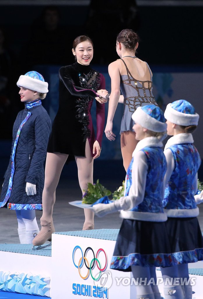 소치올림픽에서 소트니코바에게 축하 인사하는 김연아