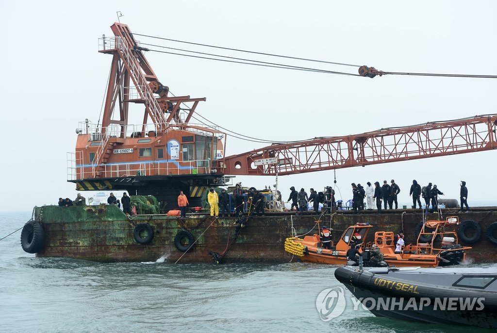 14일 전남 진도군 관매도 인근 사고 해역에서 합동구조팀이 실종자 수색을 벌이고 있다.