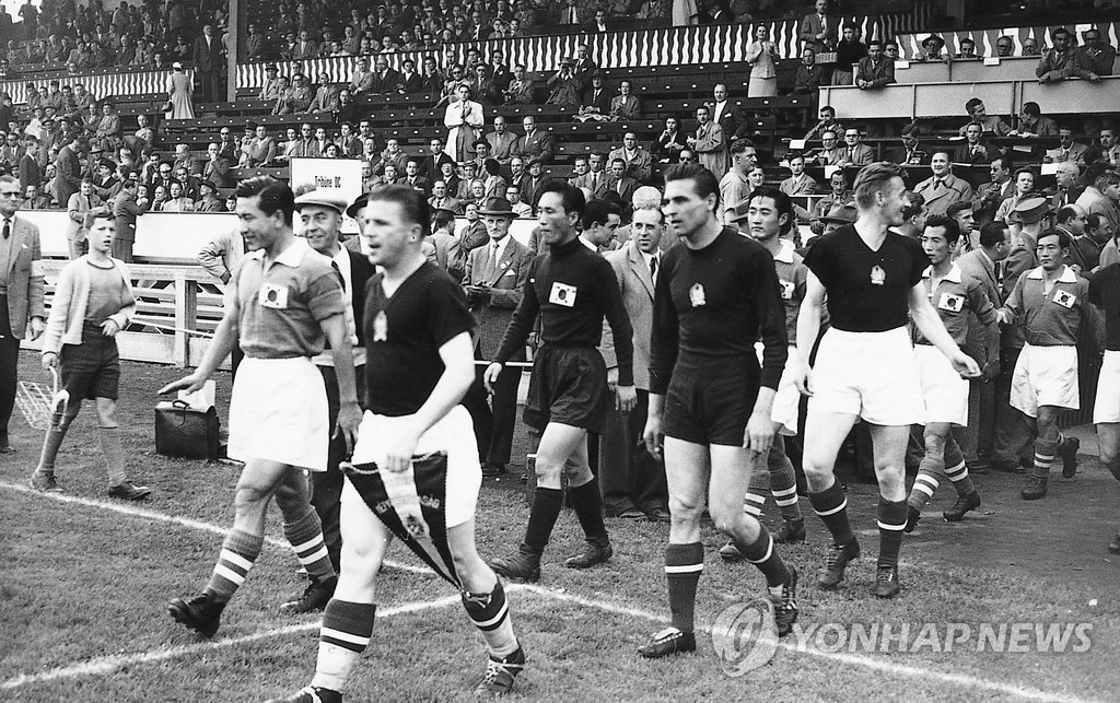1954년 스위스 월드컵 헝가리와의 경기에 출전한 한국 대표팀