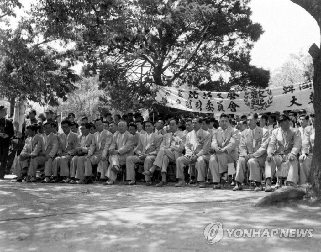 1954년 제2회 마닐라 아시안게임을 마치고 돌아온 한국 선수단.