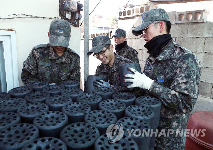 <카메라뉴스> 공군 19전투비행단 저소득층 자원봉사 | 연합뉴스