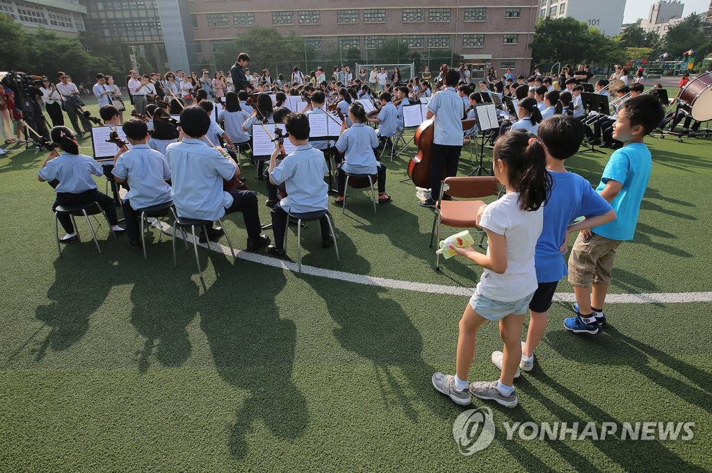 신용산초등학교 등굣길 음악회 | 연합뉴스