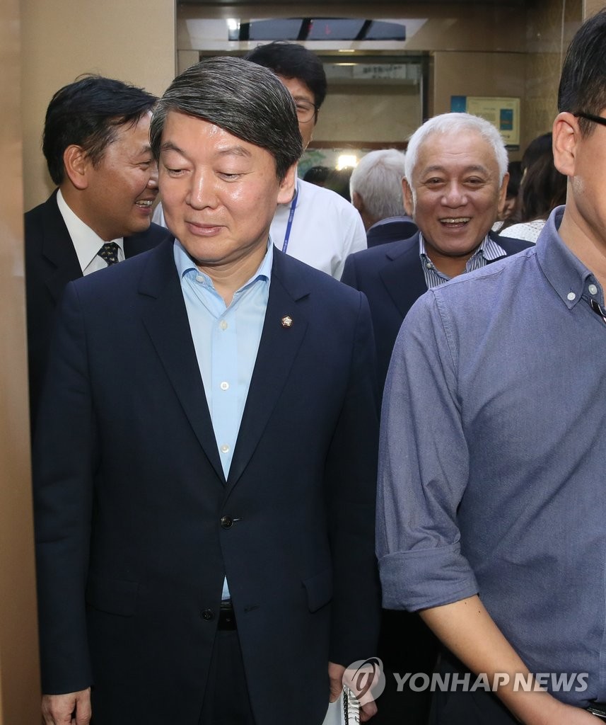 엘리베이터에서 만난 안철수 김한길 | 연합뉴스