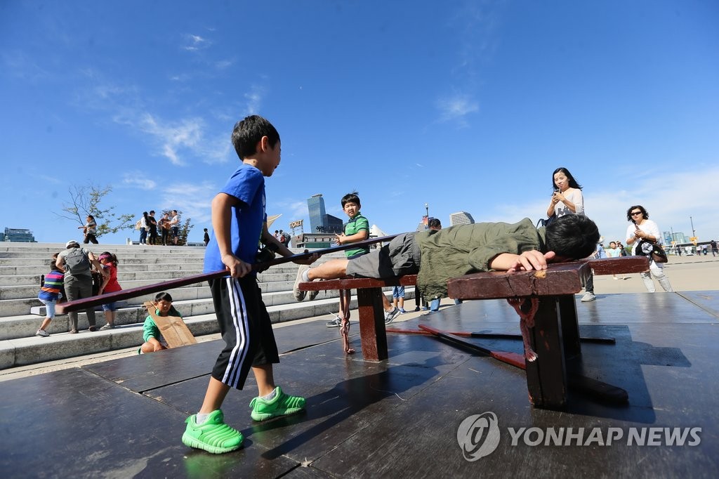 마지막 휴일 만끽하려는 시민들로 서울 도심 북적 | 연합뉴스