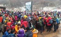 무주리조트 곤돌라 탑승 기다리는 관광객