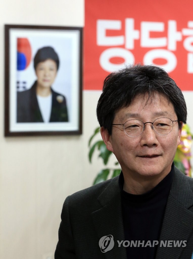 많은 의미가 담긴 엷은 미소 | 연합뉴스