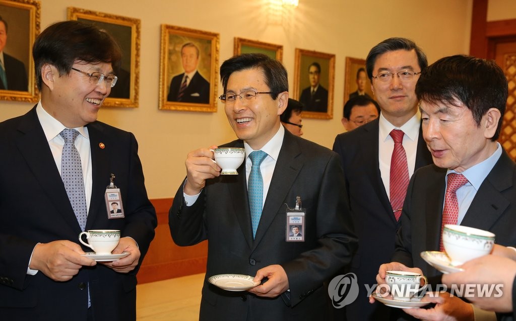 국무위원 차담 | 연합뉴스