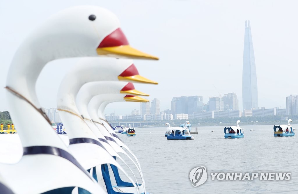 한강몽땅축제에서 즐기는 오리보트 | 연합뉴스