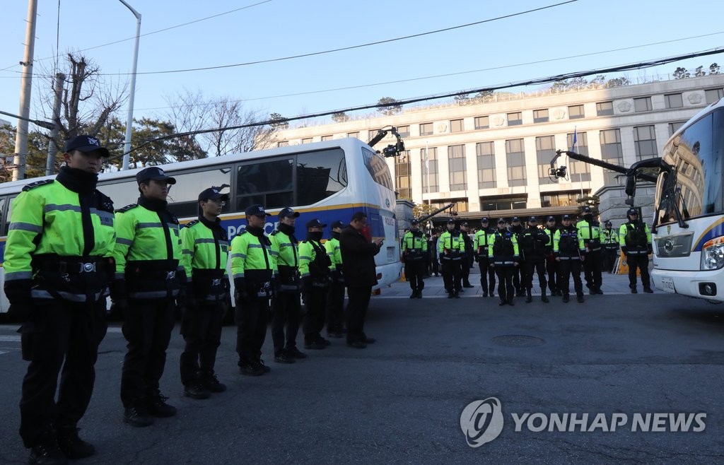緊張感漂う憲法裁判所前。警察が警備を強化している＝１０日、ソウル（聯合ニュース）