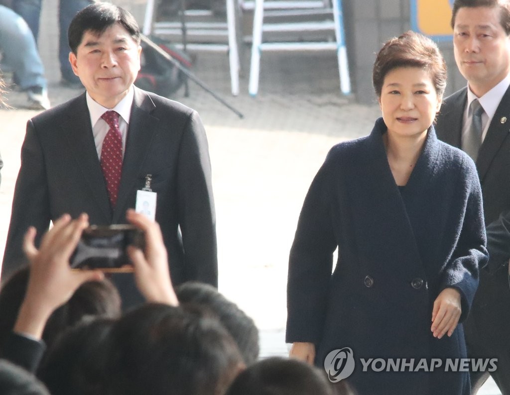 検察に出頭した朴槿恵氏の容疑１３件　収賄や職権乱用