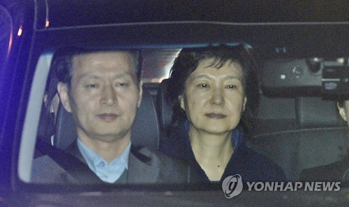 逮捕された朴前大統領 収賄で有罪なら懲役10年以上の見込み