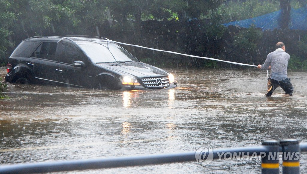 제주 서귀포 폭우에 잠긴 차량