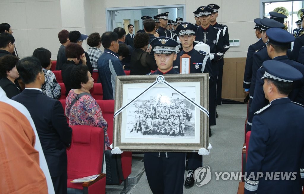 Guardias que llevan un retrato y los restos de los comandos secretos fallecidos entrenados para infiltrarse en Corea del Norte durante la era de la Guerra Fría salen de un salón funerario en Goyang, al noroeste de Seúl, después de su funeral conjunto en esta foto de archivo tomada el 23 de agosto de 2017. (Yonhap)