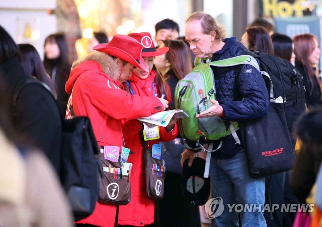 多くの外国人観光客が訪れるソウルの繁華街・明洞＝（聯合ニュース）