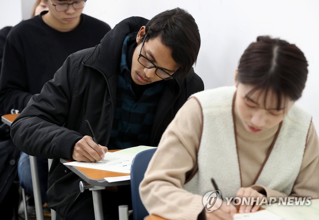 韓国語能力試験の受験者（資料写真）＝（聯合ニュース）