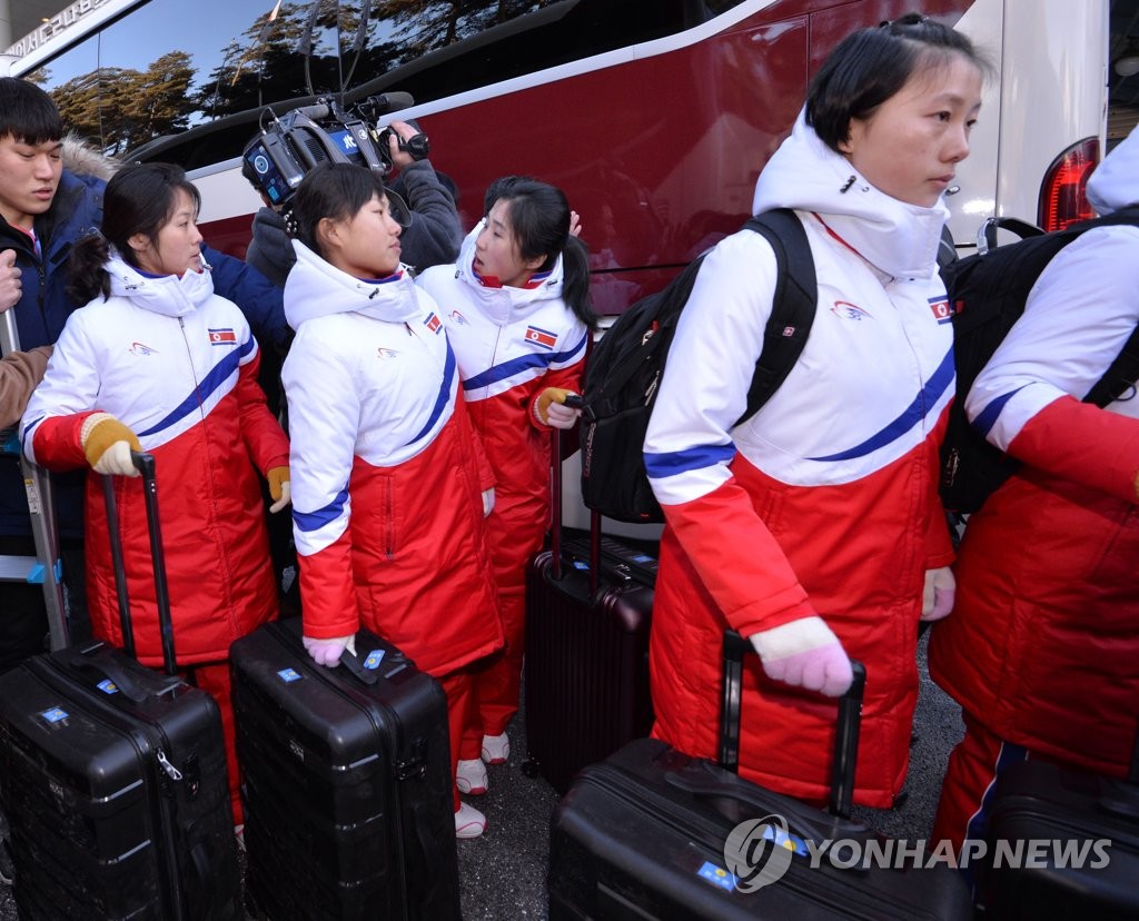 1月25日上午，与韩国女子冰球队组建联队参加平昌冬奥会的朝鲜女子冰球代表团通过位于京畿道坡州的韩方出入境事务所（CIQ）抵韩。（韩联社/联合摄影采访团）