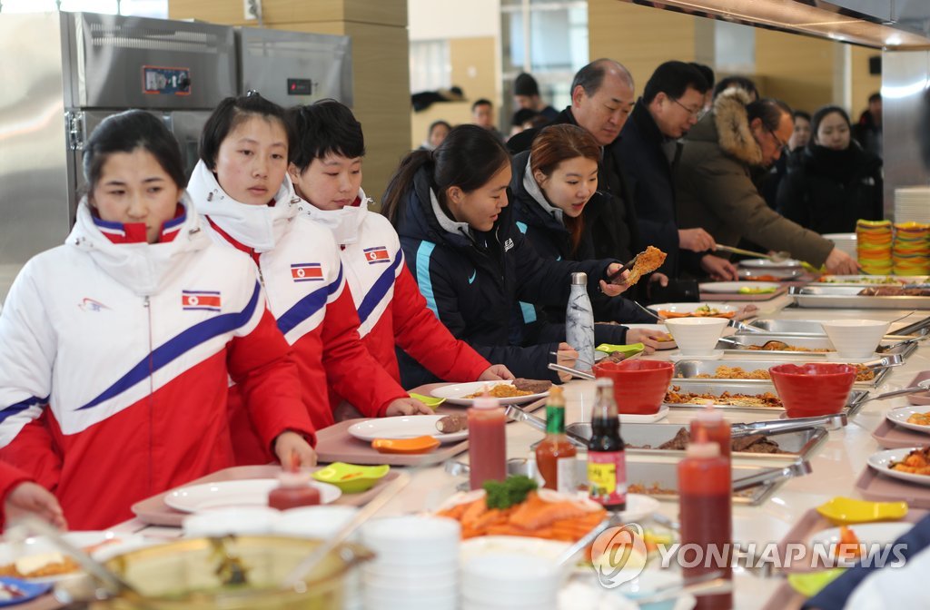 韩朝冰球选手一起取餐