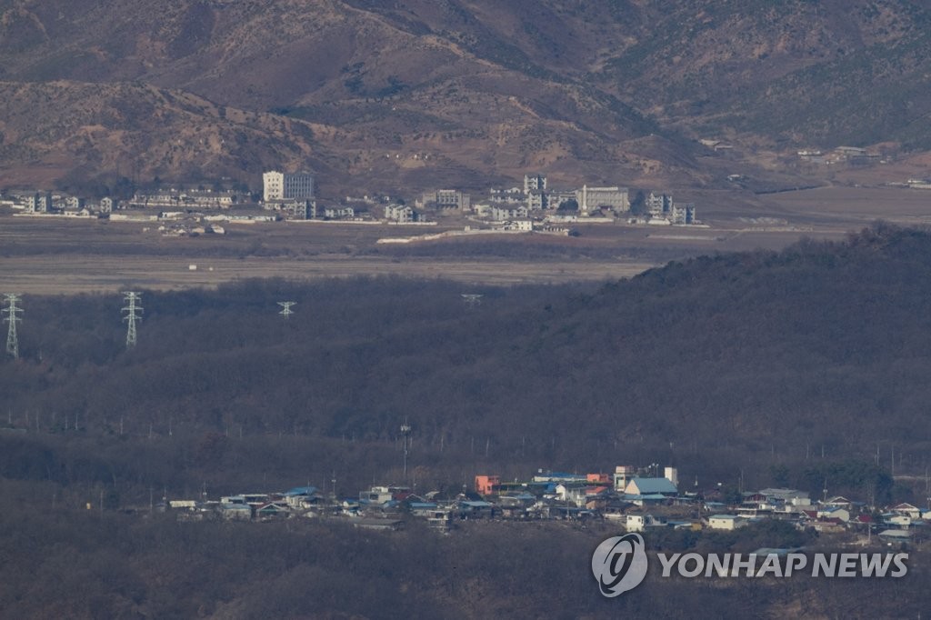DMZ를 사이에 둔 남북한 마을